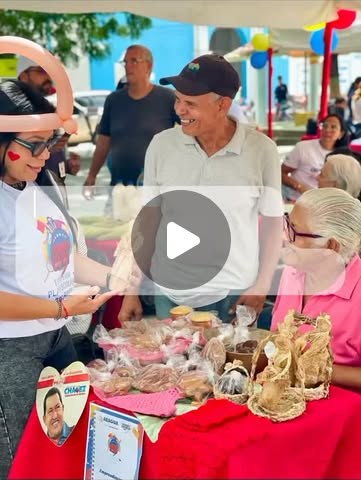 Emprendedora atendiendo su mesa de productos en la Expo Feria Escolar
